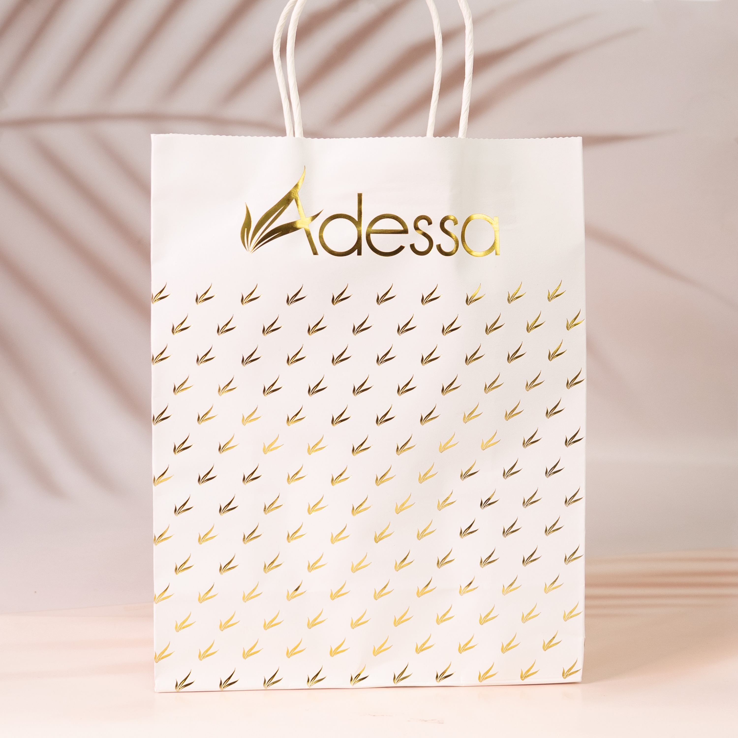 Adessa Papiertragetasche mit goldenem Logodruck, Pack mit 25 Stück